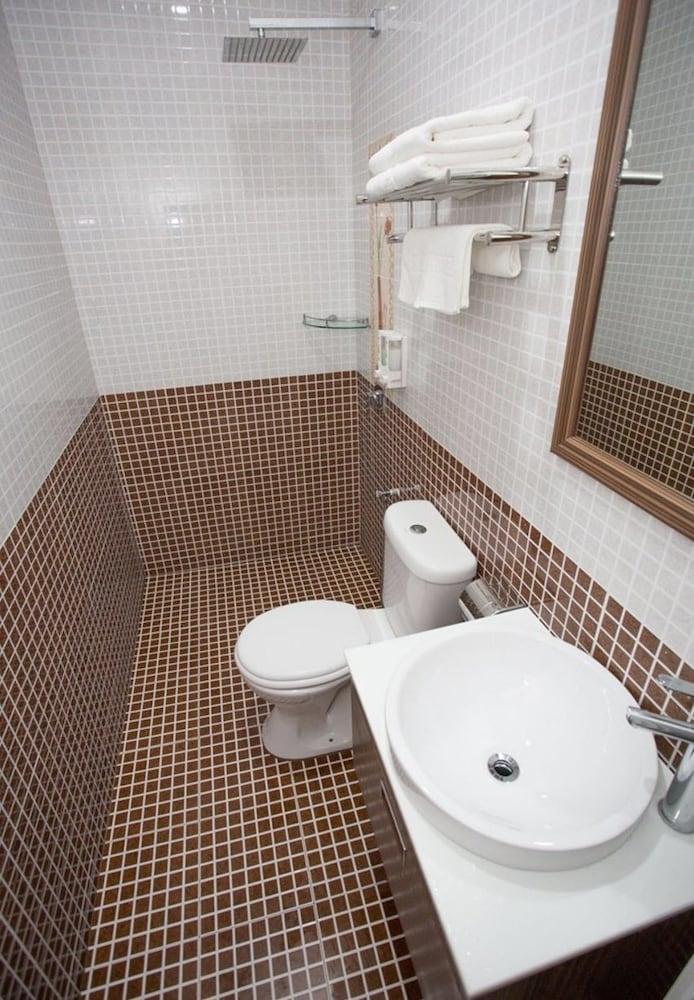 Hotel Zamburger Nur Ramadhan - Previously G Home Hotel كوتا بْهارو المظهر الخارجي الصورة